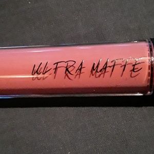 Ultra matte liquid lipstick